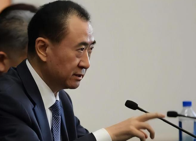 王健林“上岸”王思聪“落水	”，王健林父子陷债务“连环劫”！