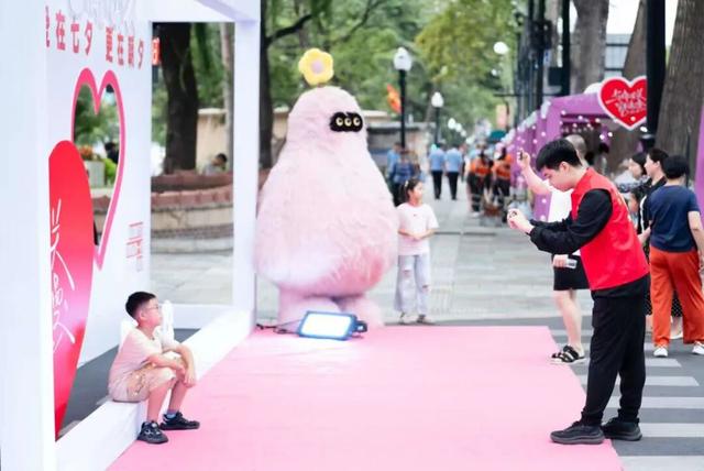 339.6万人点赞“向新”，文化与烟火点亮城市夜晚