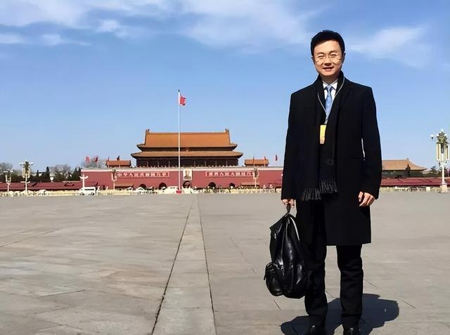 阅兵解说员揭秘，原来是他们俩，都是我们熟悉的央视著名主持人