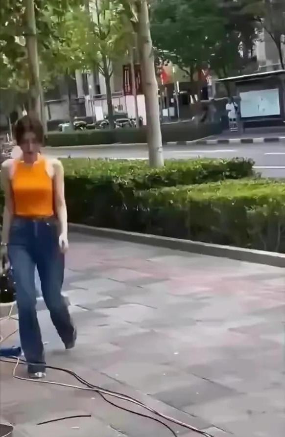 秦岚在大街上被偶遇，身材前凸后翘，不得不说，魏大勋眼光真好