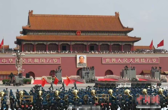 谢霆锋也没想到，张柏芝会因阅兵当天的一特殊举动，实现口碑暴增
