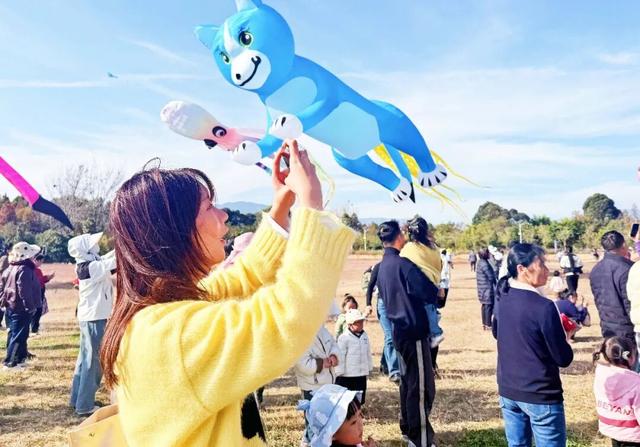风筝舞蓝天 文旅添新趣——抚仙湖畔风筝秀解锁澄江旅居新体验