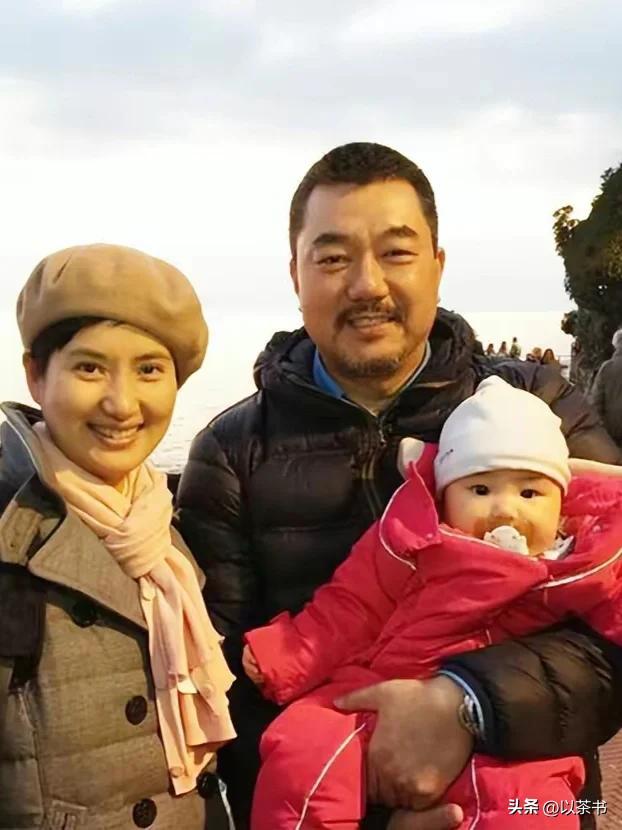 演员董勇：离婚后坚决不再婚，却在45岁被嫂子“逼迫”相亲娶娇妻