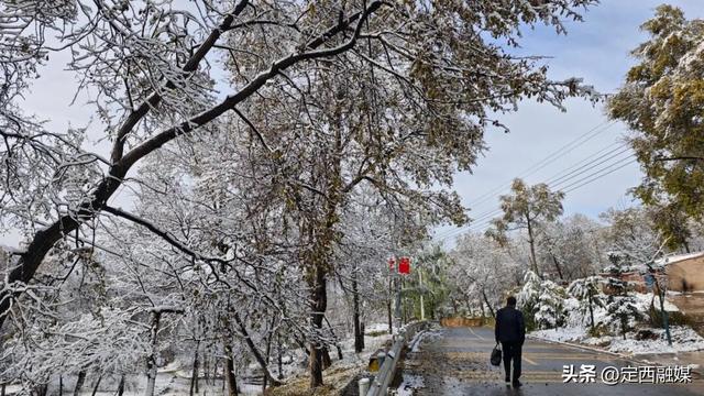 深秋定西，初雪悄然缀山河