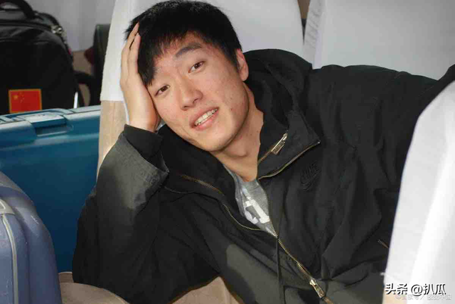 42岁刘翔近况曝光，长期在国外旅游，靠终身合同吸金，远离喷子！