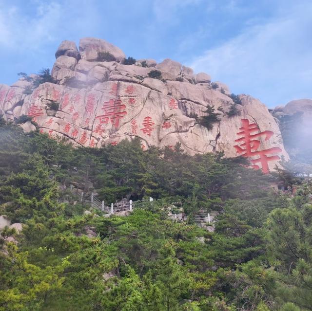 我是上海人，旅游景点崂山，觅天洞窄还黑，爬山得穿防滑鞋