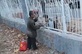 看哭了！拾荒父亲给高中儿子送饭，默默蹲在那望着，就像望着未来图片