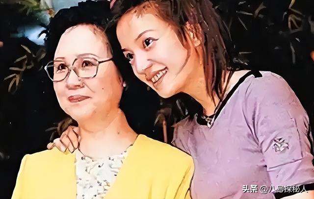 落地凤凰不如鸡！赵薇回老家探亲，全副武装包裹，不敢露脸怕见人