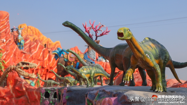 花仙藏河州韵，恐龙述亿年史！花开临夏不夜城景观，藏着独属于花都临夏的“精彩故事 文化浪漫”～