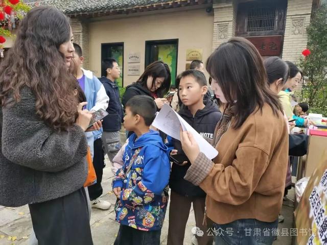 书香缀银杏 竞答引热潮——徽县图书馆为文旅盛会注入文化活力