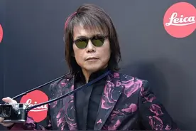 伍佰演唱会累惨了，终于轮到自己唱了，网友：苏州歌迷功课不到位图片