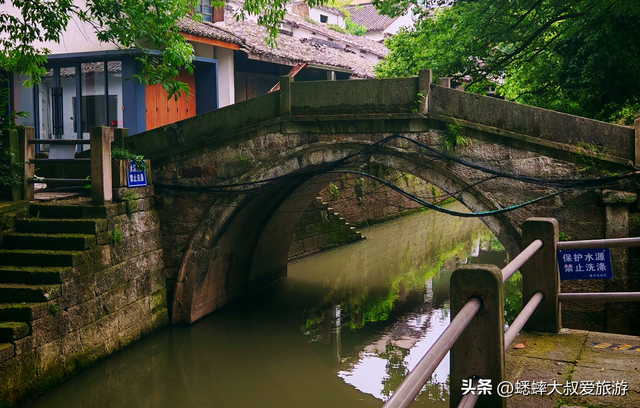 太难得了，原来杭州还藏着“绝美古街”，拍照打卡一绝，关键无人