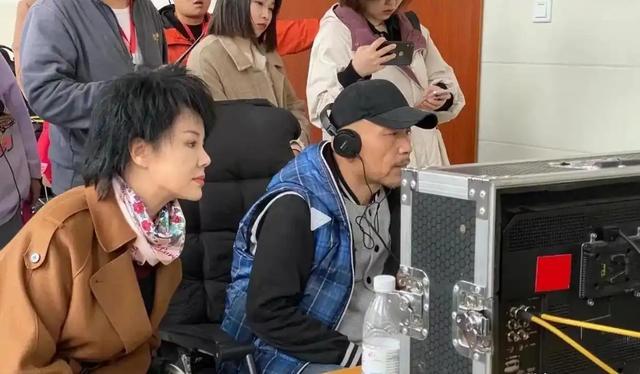 19岁嫁给富豪，20岁离婚携子净身出户，单亲40年如今儿子为她争光