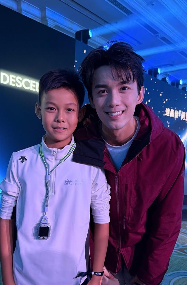 王皓不上班好年轻！两儿子神复制爸妈颜值