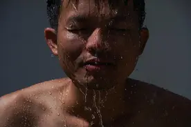 坚持洗冷水澡的男人，都怎么样了？这5个时刻不建议洗澡，会伤身图片