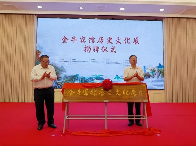 首届四川文旅创新博览交易会，公益拍卖与揭牌仪式相继举行