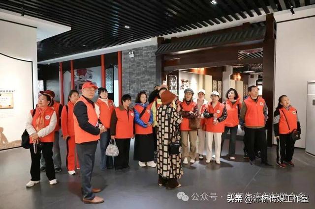 最美水杉林里志愿红