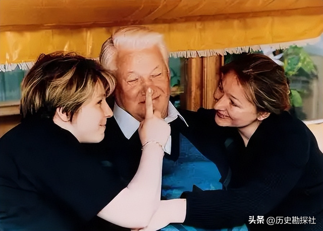 2007年，叶利钦病逝后的遗容，他双眼紧闭，神态安详，宛如沉睡