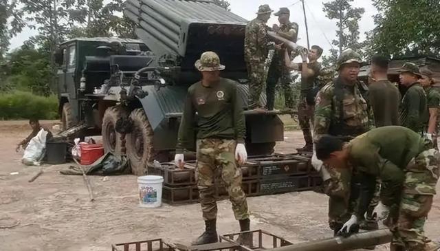 王毅一锤定音，泰国开出停火条件，洪森倒向美国，最大输家已定