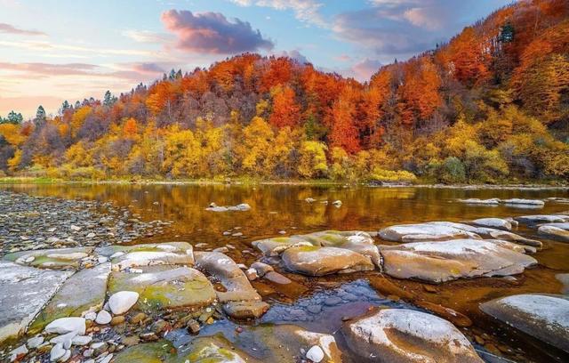 初雪与红枫共舞：11月自驾G331国道，探秘中朝边境的限定美景
