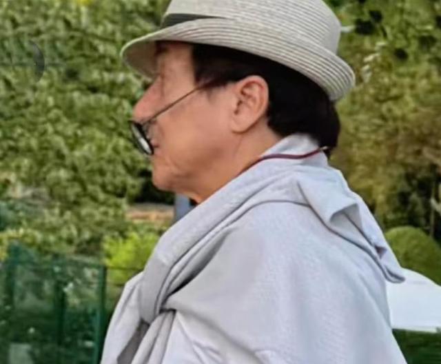 71岁成龙和42岁儿子房祖名在瑞士罕见同框！手机成最大亮点
