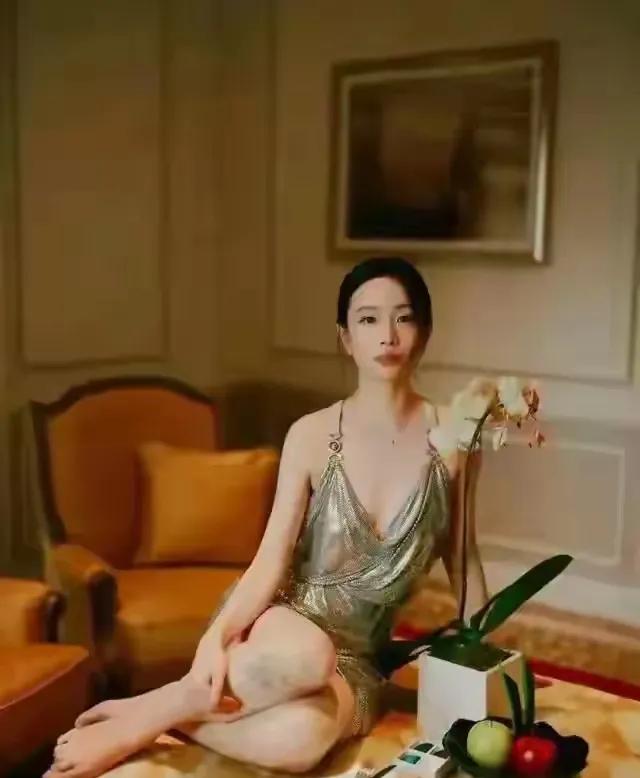 李梦彻底放开了 穿吊带裙这身材太绝了 性感优雅很迷人 状态真的绝了