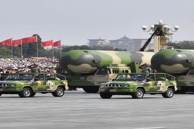 中国公布阅兵名单，特朗普终于等到中方回复，八个字让他彻底死心
