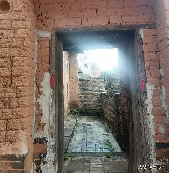 广西南宁市宾阳县不知名的古村落有进士屋，房子落魄但牌匾值钱