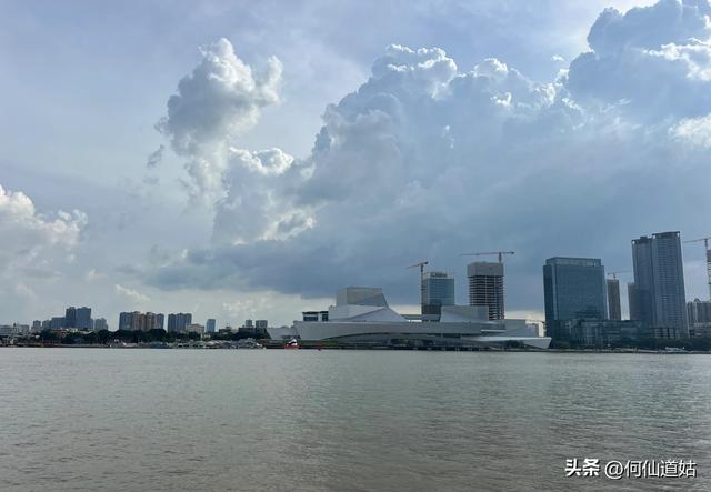 白鹅潭，水阔高楼细，波长行船稀