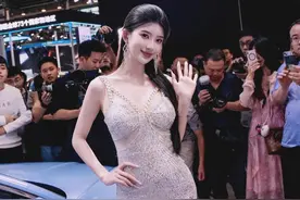 穿L码纸尿裤‘天使车模’：3.5亿播放量背后，她的腿比车更耀眼？图片