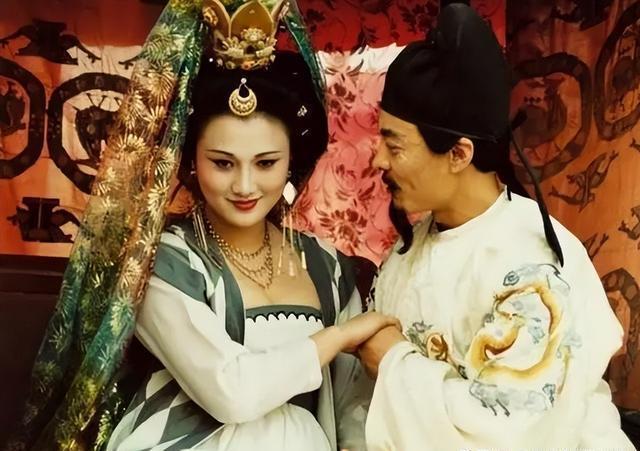 杨玉环晚上睡觉有个坏习惯，一般人都难以忍受，唐玄宗却十分享受
