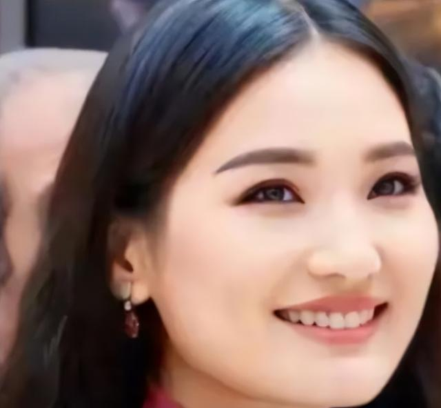 不丹佩玛王后置装费逐年上涨，披四爪龙披肩，拎爱马仕穿贝嫂高定