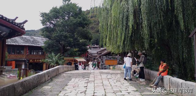 乘公交游丽江的束河古镇