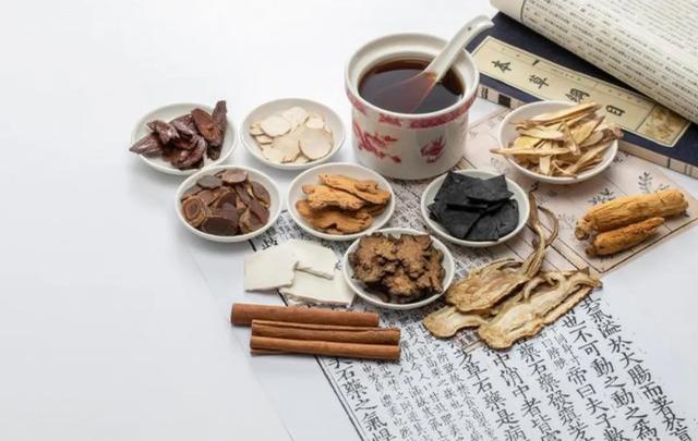一清胶囊治疗：皮肤痤疮，急性咽炎，反流性食管炎