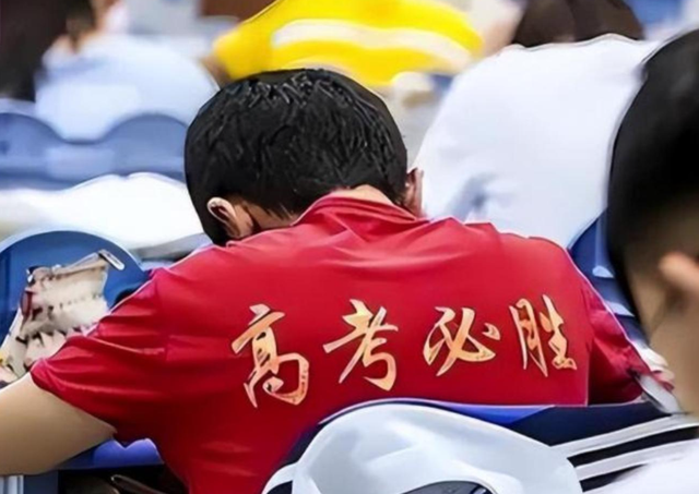 笑死了！江苏娃苦读十二年考了个离家1.4公里的学校，4分钟就到了