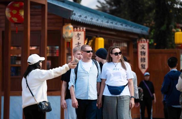 “点滴进步”汇聚成外国游客眼中的中国魅力