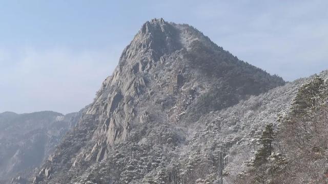 古人诚不欺我！“朝日照积雪 庐山如白云”