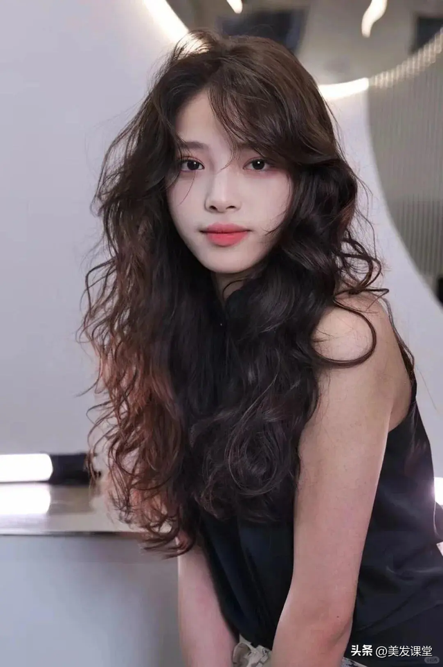 三种很流行的女生烫发发型， 慵懒蓬松很优雅，极具高级感