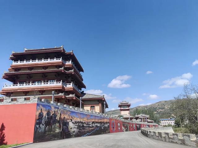 一祠承文脉，满园忆三国。