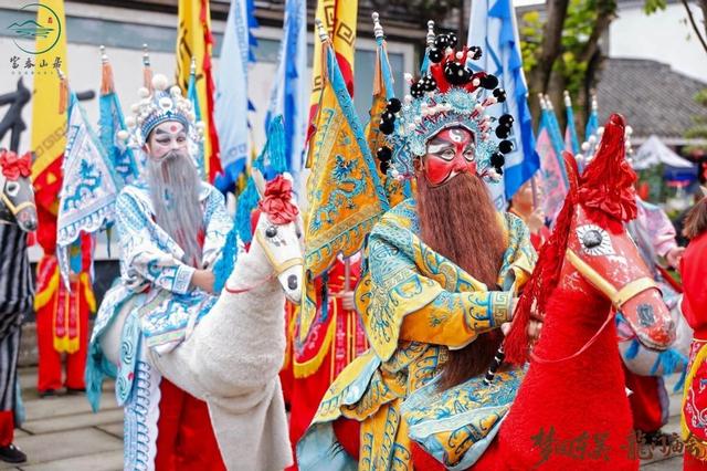 国庆中秋长假首日“炸”场！龙门古镇逛到腿软停不下来，美食吃到扶墙走！