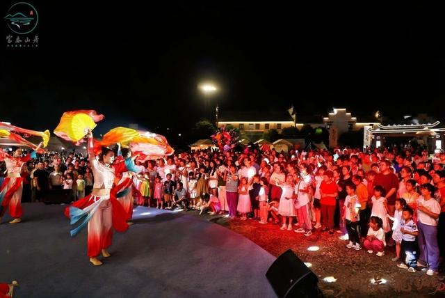 国庆中秋长假首日“炸”场！龙门古镇逛到腿软停不下来，美食吃到扶墙走！