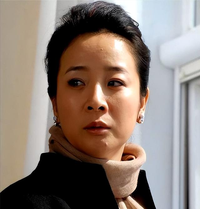 她是国家一级演员！婚内多次给丈夫戴绿帽，丈夫隐忍多年不离婚