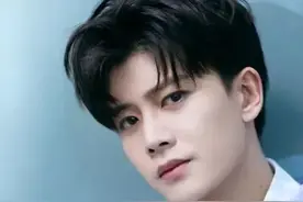 任嘉伦揭秘：英年早婚背后的宠妻真相，彻夜不归竟为了家庭？图片