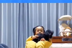 萌娃陪爸爸健身成负重挂件图片