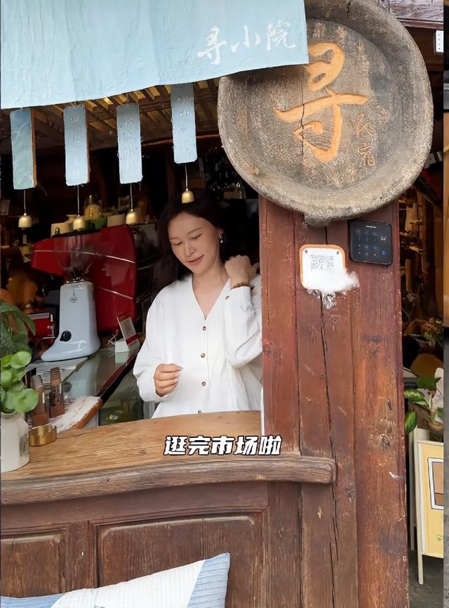 房子斌一家游大理，杨雨婷脸肿馒化严重，18岁女儿大学曝光太优秀