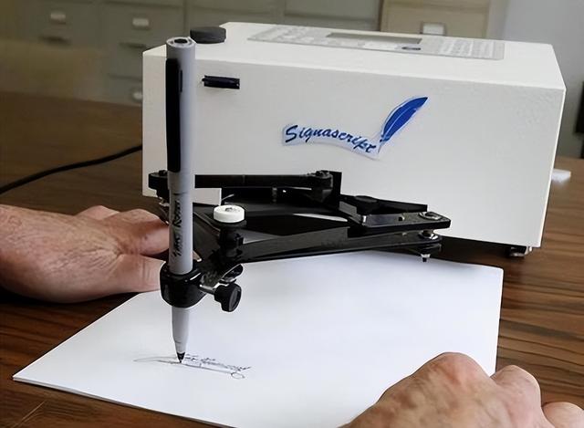 美国曝出惊天丑闻，拜登可能根本没当过总统，任期签名非本人