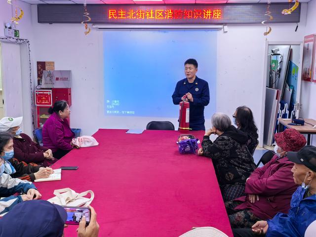 消防员手把手教学：居民学灭火、练逃生，掌握“保命技能”