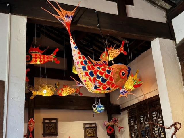 又添宝藏打卡点！鱼灯“游”进斗山街，「鱼你有约」开启非遗沉浸式体验新玩法