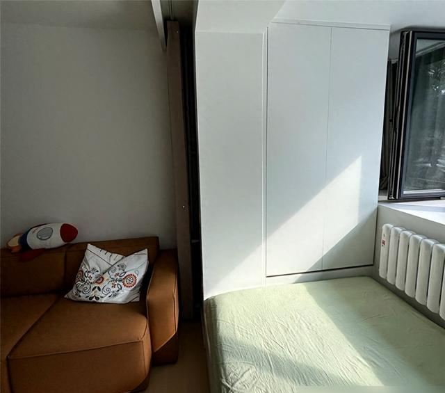 北京姑娘38㎡蜗居客厅火了，因“阳台改成卧室”走红，太有想法了