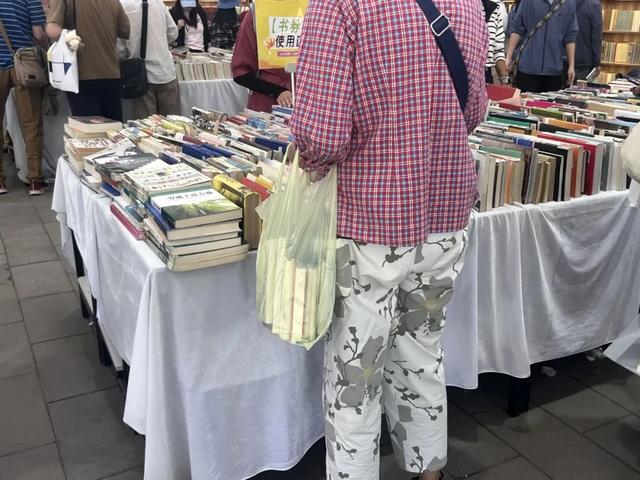 在地坛书市上，买书和买菜一样自然